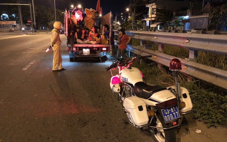 CSGT Đà Nẵng bắt loạt xe tải chở đoàn múa lân đại náo phố phường