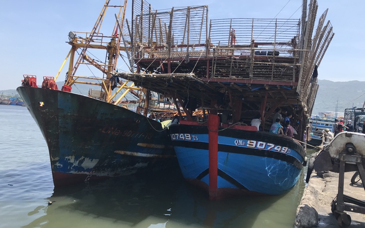 15 ngư dân miền Trung thoát chết trên biển