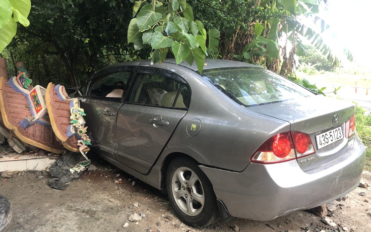 Honda Civic va chạm người đi bộ, tông sập Miếu Đôi ở bán đảo Sơn Trà