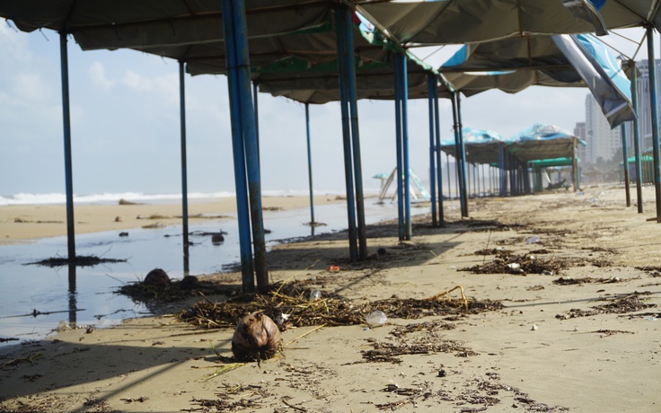 Biển Đà Nẵng ngập rác, hoạt động du lịch tê liệt sau mưa lớn