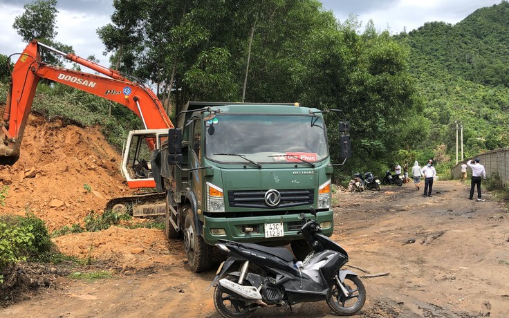 Đà Nẵng: Xử phạt, tịch thu 2 xe của nhóm múc trộm đất đồi