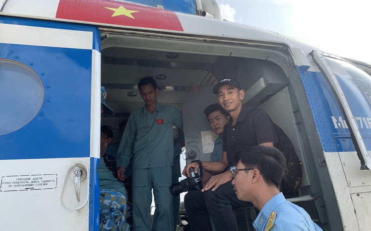 Phóng viên Thanh Niên tham gia đoàn trực thăng cứu trợ người dân vùng bị cô lập
