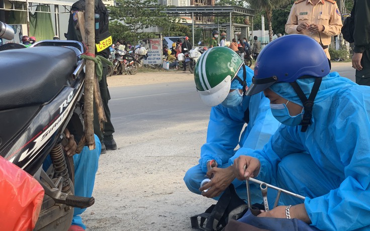 CSGT Đà Nẵng 'tuyển' tình nguyện viên vào đội sửa xe giúp đoàn người về quê
