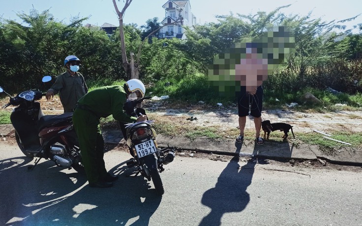 Đà Nẵng phong tỏa: Xử phạt 2 người dẫn chó ra đường đi dạo, vệ sinh