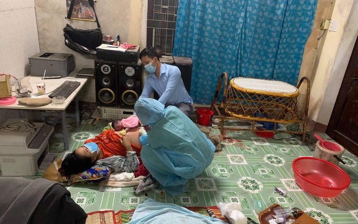 Đà Nẵng: Trưởng trạm y tế, công an và dân quân vượt rừng, đỡ sinh trong đêm mưa