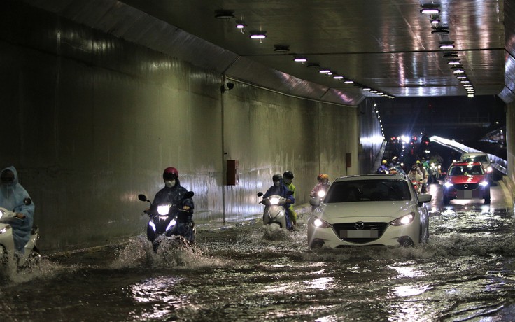 Đà Nẵng: Hầm chui Điện Biên Phủ ngập nước trong mưa do nhà thầu bỏ trực