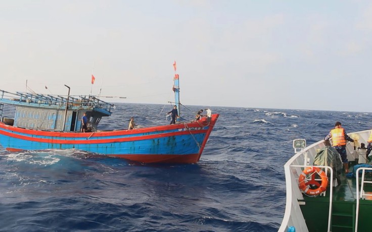 Tàu Hải quân Vùng 3 ứng cứu ngư dân gặp nạn ở đông bắc đảo Cồn Cỏ