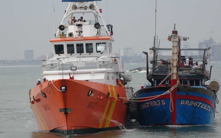 Cứu 13 ngư dân và tàu cá chết máy trên vùng biển ảnh hưởng bão số 7