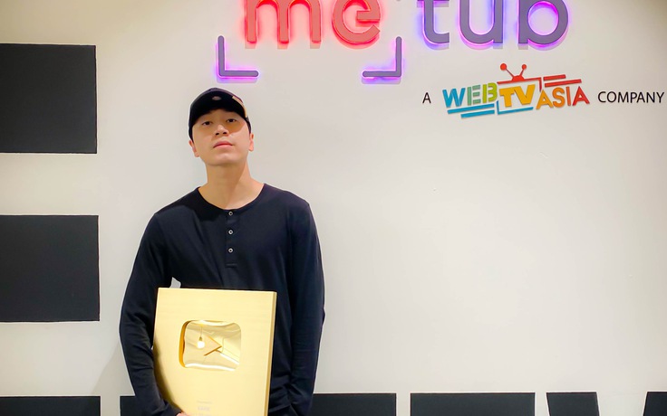 Huấn luyện viên 'Rap Việt' Karik nhận nút vàng YouTube