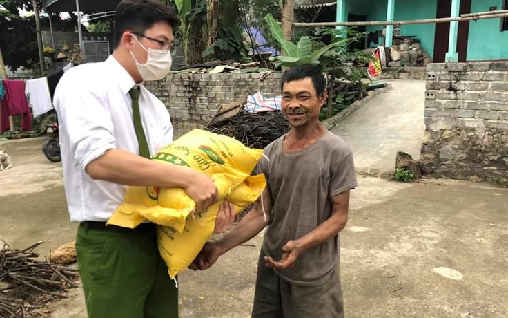 Trên môi người là những nụ hoa