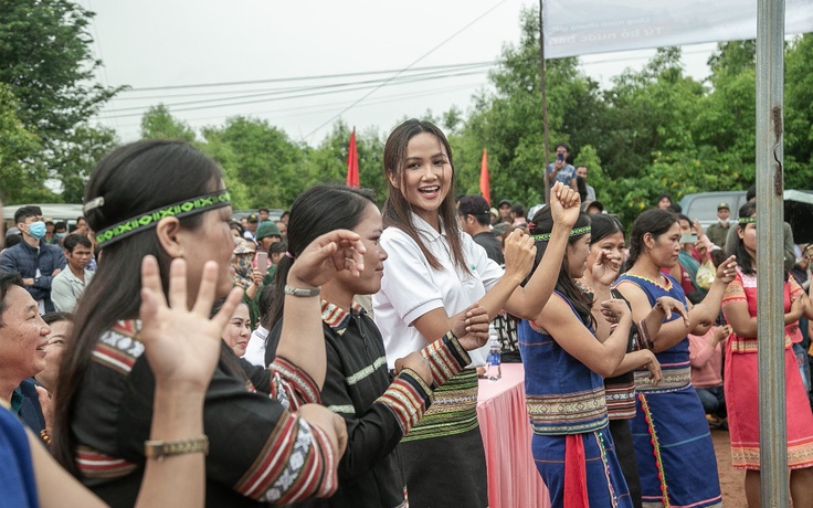 Hoa hậu H’Hen Niê tặng giếng nước cho người J’Rai