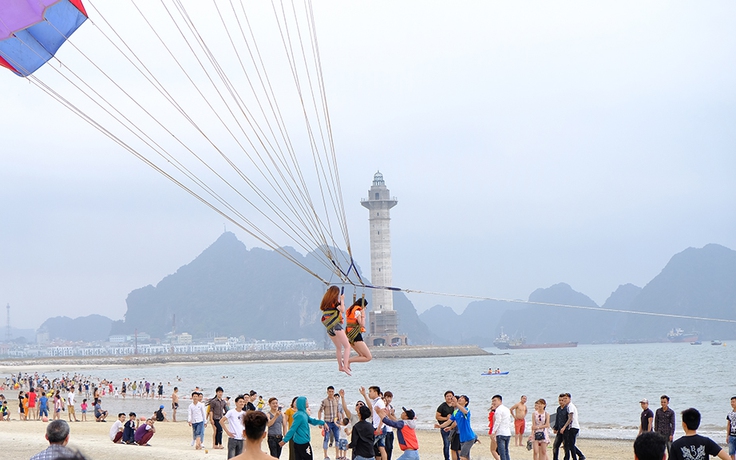 Dù bay hoạt động 'chui' tại Hạ Long