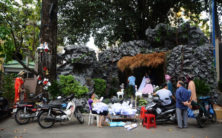 Bỏ hàng chục triệu kỳ công xây hang đá Giáng sinh tại xóm đạo mùa Noel