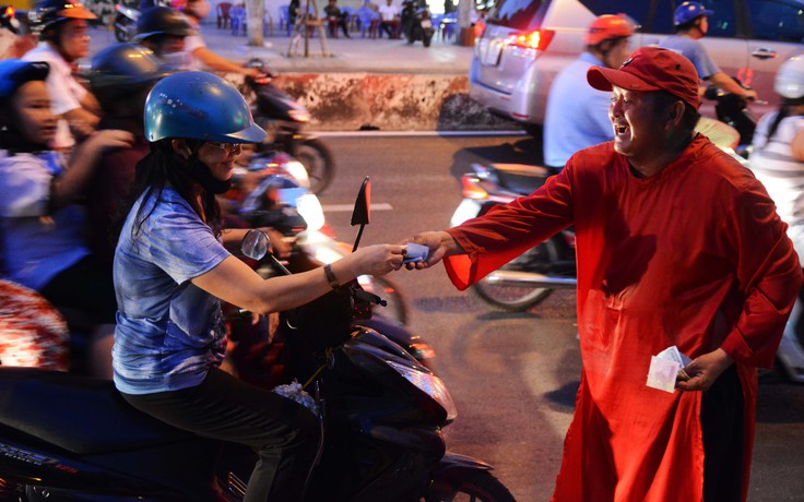 Người đàn ông 'nhảy múa, điên khùng' trên vỉa hè Sài Gòn: Sự thật sau nụ cười đó