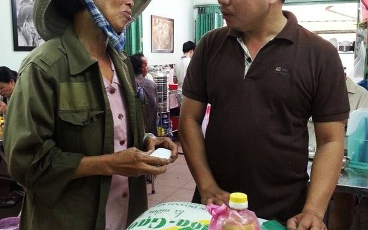 Chị ve chai Sài Gòn tặng lại gạo cho quán cơm từ thiện: Câu chuyện sau tấm ảnh