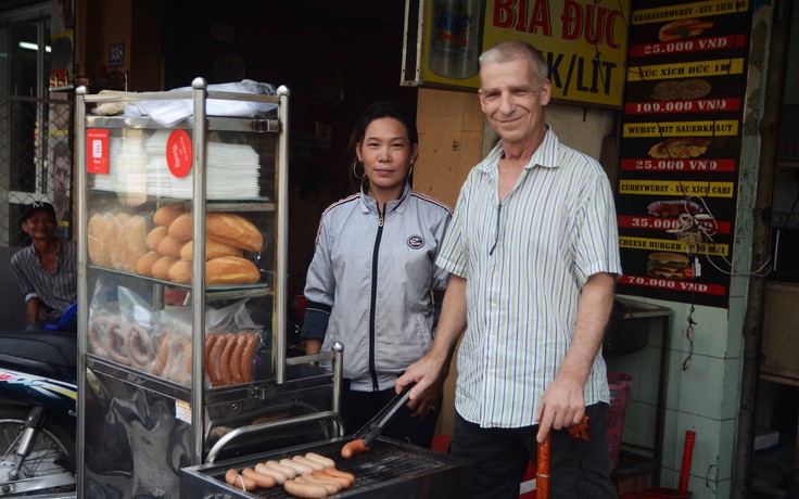 Ông Tây sợ... xe cộ nhưng vì vợ Việt, quyết 'bám' Sài Gòn khởi nghiệp vỉa hè