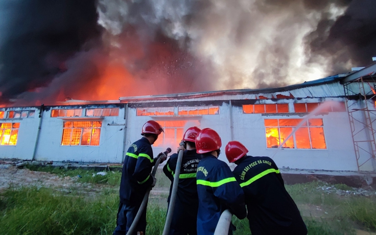 Cận cảnh hàng trăm chiến sĩ dập đám cháy lớn ở công ty dệt may Scavi Huế
