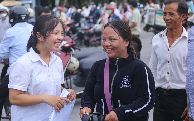 Vợ chồng Pa Kô chạy xe máy 140 km về xuôi: ‘Mong con thi thật tốt’