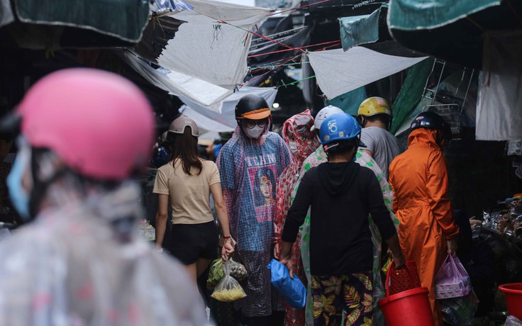 Bão Noru: Người Huế hối hả đi mua hàng trước khi các chợ đóng cửa