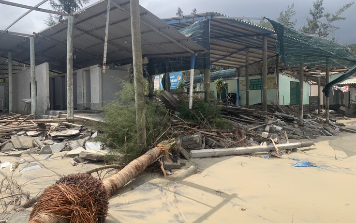 Thừa Thiên - Huế: Triều cường tàn phá nhiều cơ sở kinh doanh ven biển Cảnh Dương