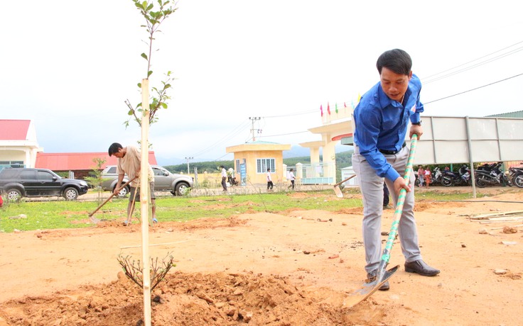 Tỉnh đoàn Kon Tum ra quân trồng cây xanh