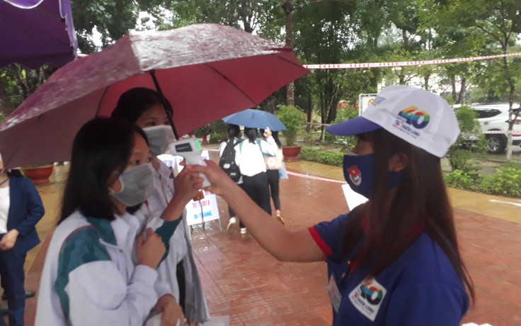 Thi tốt nghiệp THPT 2021: Hàng ngàn thí sinh Kon Tum đội mưa đến điểm thi