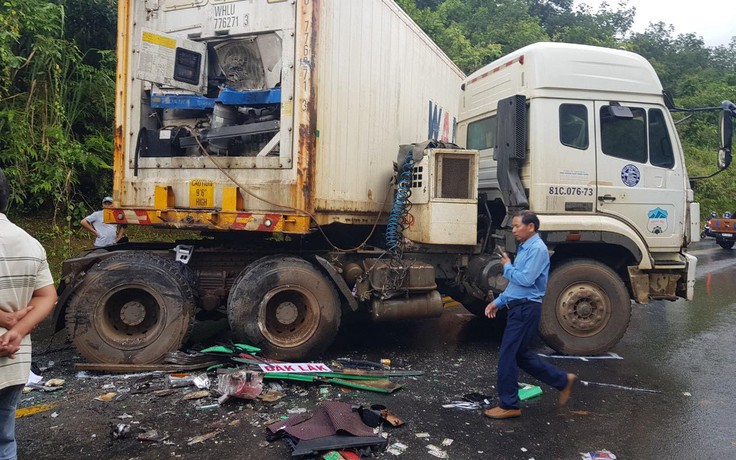 Kon Tum: Xe khách đấu đầu xe container, 1 người chết, 3 người bị thương
