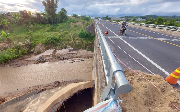 Kon Tum: Sạt lở mố cầu trên đường tránh ngàn tỉ đồng