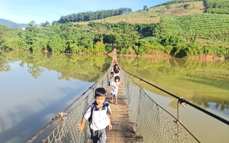 Cầu trôi sau lũ, giáo viên, phụ huynh góp công bắc cầu cho học sinh tới lớp