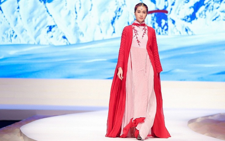 Lê Thu An trình diễn thời trang 'Con đường tơ lụa' ở Trung Quốc