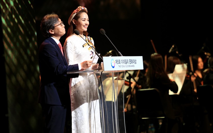 Minh Hằng diện áo dài, nói tiếng Hàn tại lễ trao giải Edaily Culture Awards