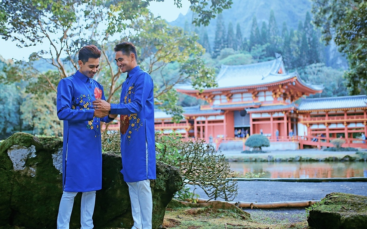 Ngọc Quyên tặng áo dài cho cặp siêu mẫu đồng tính Hồ Vĩnh Khoa - Rhonee