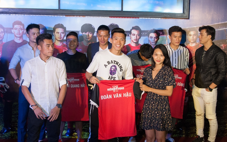 Các cầu thủ U.23 rủ nhau đi xem phim về bóng đá Việt