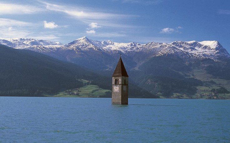 Ngôi làng kỳ lạ nổi lên từ đáy hồ ở Ý