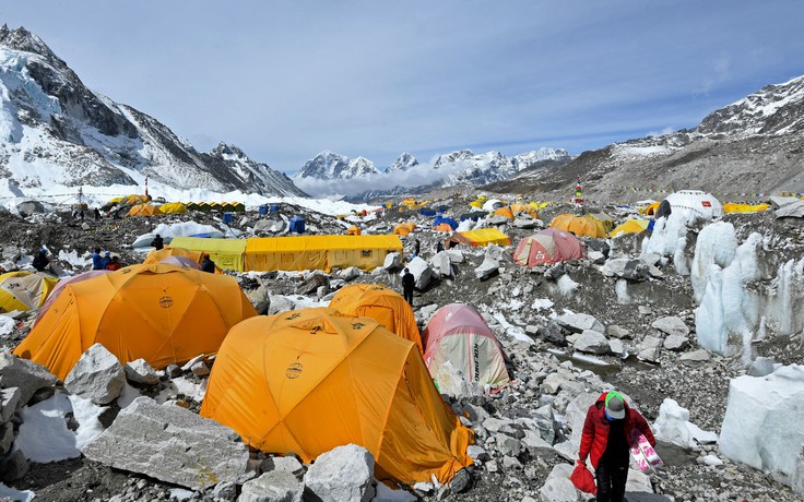 Hướng dẫn viên leo núi: ít nhất 100 người trên đỉnh Everest mắc Covid-19