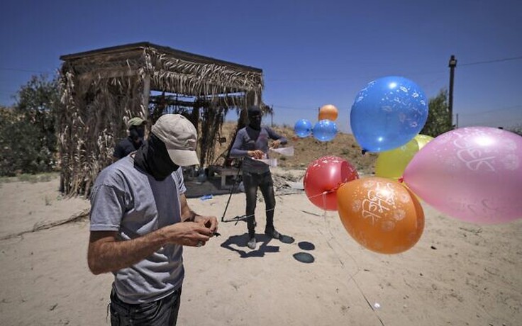 Palestine tiếp tục thả bóng bay gây cháy sang Israel