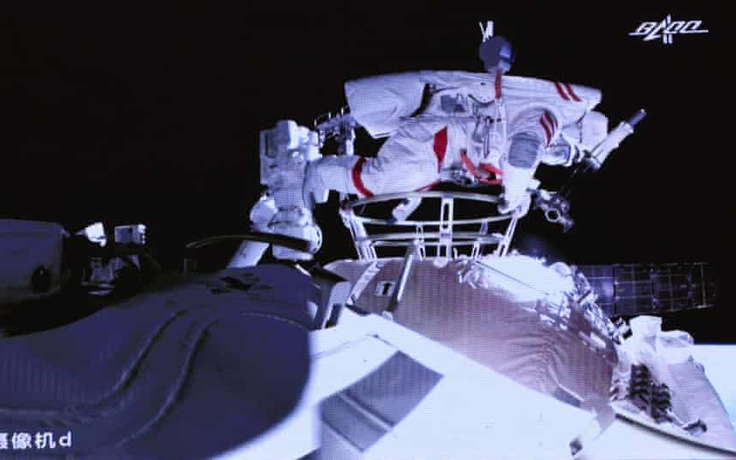 Phi hành gia Trung Quốc lần đầu đi bộ trong không gian ngoài trạm vũ trụ mới