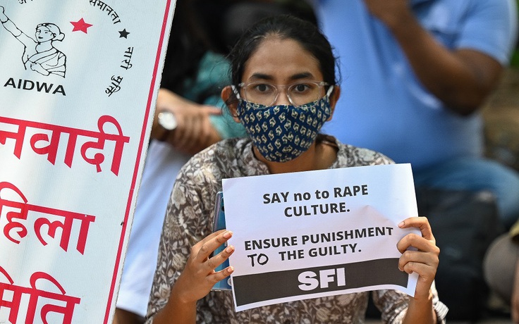 Ấn Độ rúng động sau vụ bé gái 9 tuổi nghi bị cưỡng hiếp tập thể rồi thiêu xác