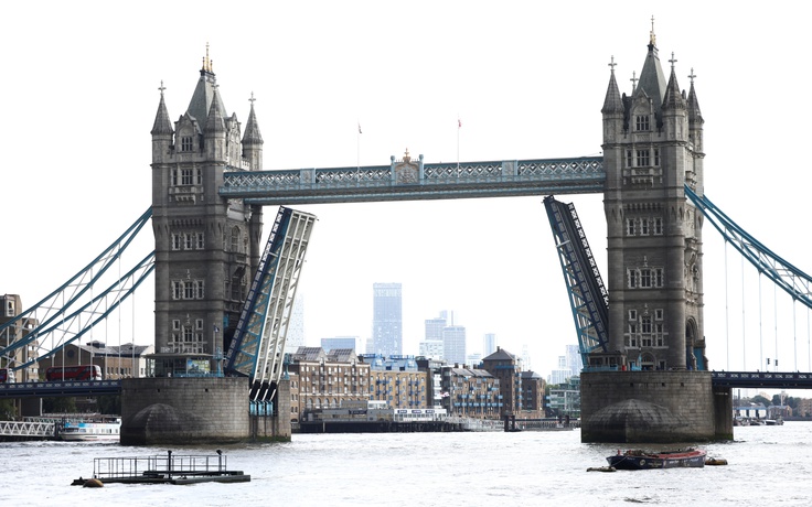 Cầu Tháp London bị kẹt 'há mồm', giao thông tắc nghẽn hai bờ sông Thames