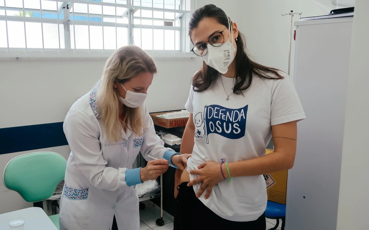 Thành phố Brazil gây chú ý vì tiêm vắc xin Covid-19 vào mông