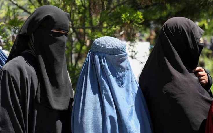 Taliban buộc phụ nữ phải trùm kín mặt khi đi học