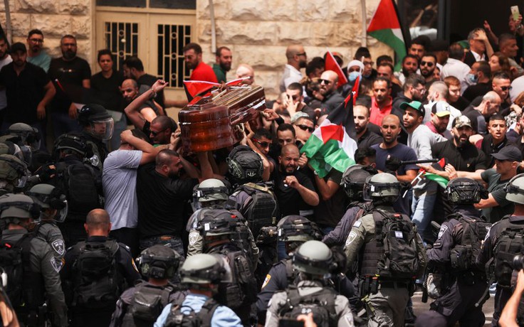 Quốc tế lên án cảnh sát Israel xô xát với người đưa tang phóng viên Palestine