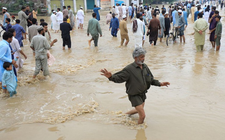 Hơn 1.000 người chết và 30 triệu người phải rời nhà cửa vì lũ lụt ở Pakistan