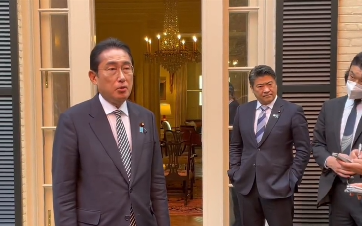 52 tuổi, trợ lý thủ tướng Nhật Bản vẫn bị mẹ mắng vì đút tay vào túi quần