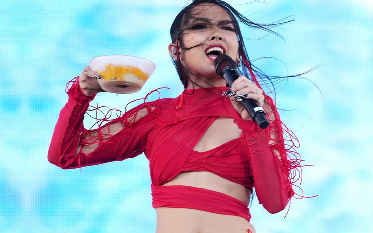 Rapper Thái Lan gây sốt khi vừa diễn vừa ăn xôi xoài tại Coachella