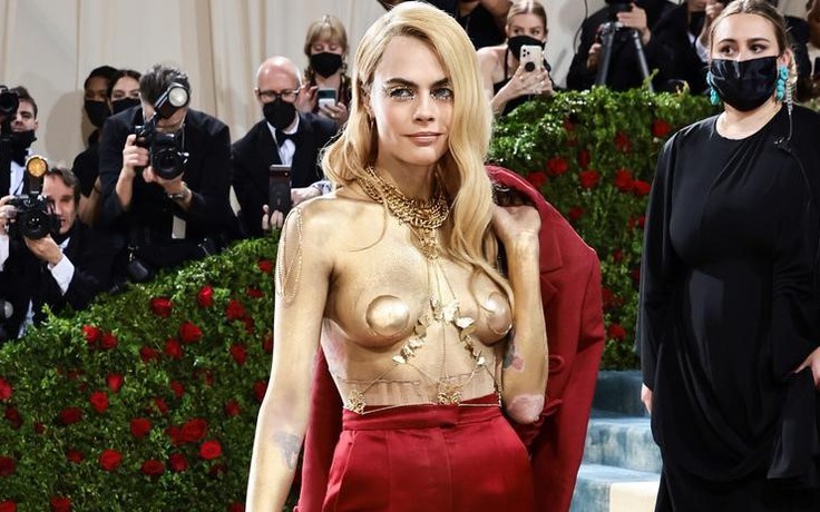 Siêu mẫu Cara Delevingne hở bạo trên thảm đỏ Met Gala Siêu mẫu Cara Delevingne hở bạo trên thảm đỏ Met Gala