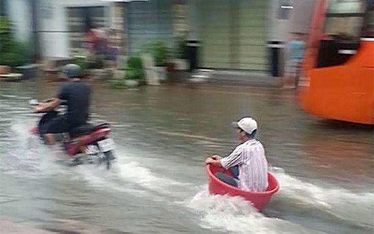 Dân mạng 'rỉ tai' cách thoát hiểm khi chạy xe trên đường ngập nước mưa