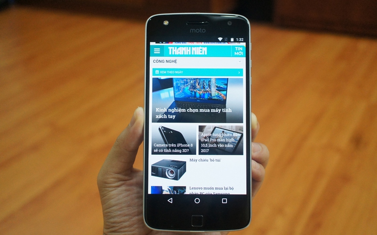 Cận cảnh mẫu smartphone Moto Z Play kèm phụ kiện mở rộng
