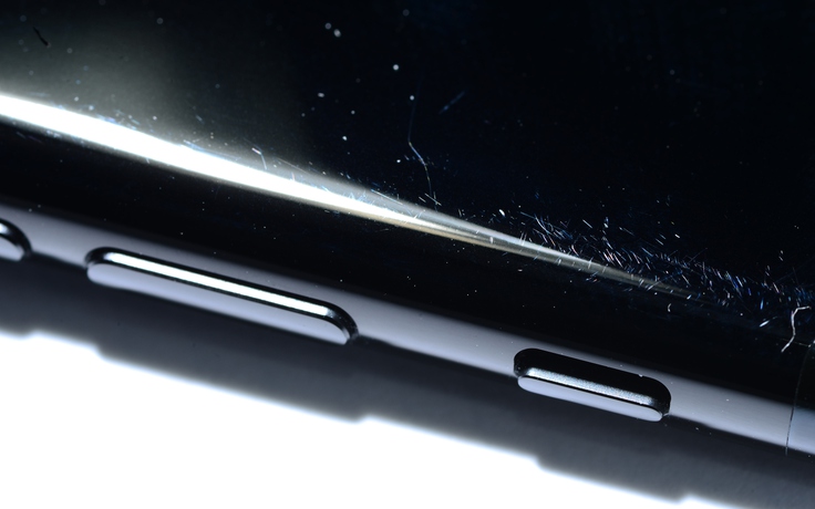iPhone 7 màu đen bóng dễ trầy xước và bám vân tay