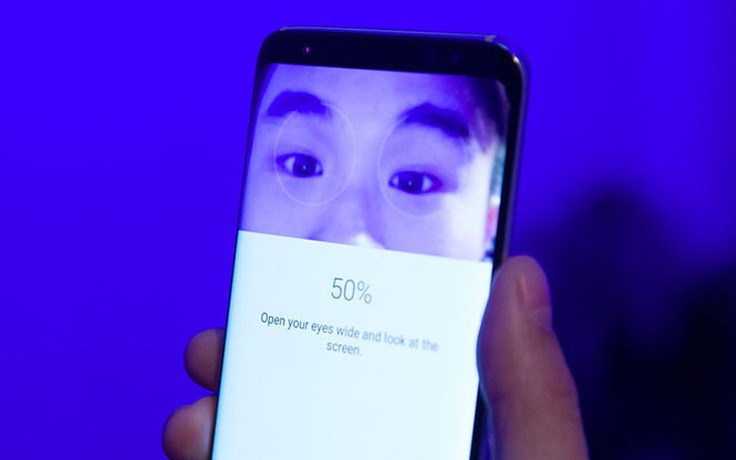 Samsung nói gì về việc cảm biến mống mắt trên Galaxy S8 có thể bị qua mặt